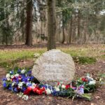 Bloemen bij monument